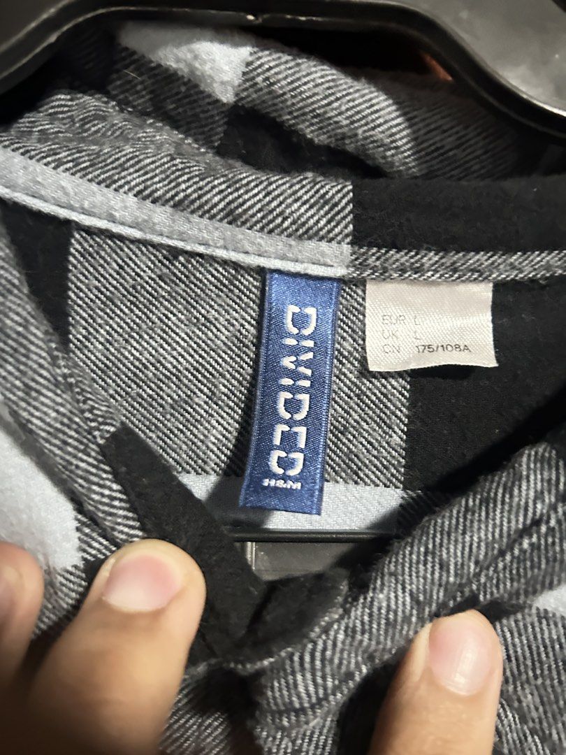 H&M Divided White Flannel Shirt (Category: Tshirts & Polo Shirts ) located in Manila. Submitted by elo.decluttered (Listing ID 1456587565, Image 3). Description: PROMO: Get the 3 Divided Flannel Shirt for only P500 Specifications: -Classic black and white buffalo plaid flannel shirt - Brand: DIVIDED by H&M - Long sleeves with button cuffs - Two chest pockets with button closure - Button-up front - Soft fabric, perfect for layering or wearing alon