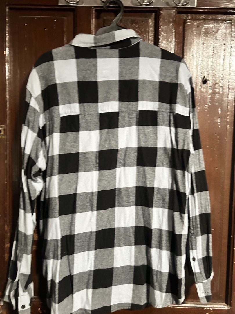 H&M Divided White Flannel Shirt (Category: Tshirts & Polo Shirts ) located in Manila. Submitted by elo.decluttered (Listing ID 1456587565, Image 2). Description: PROMO: Get the 3 Divided Flannel Shirt for only P500 Specifications: -Classic black and white buffalo plaid flannel shirt - Brand: DIVIDED by H&M - Long sleeves with button cuffs - Two chest pockets with button closure - Button-up front - Soft fabric, perfect for layering or wearing alon
