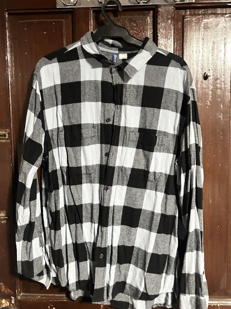 H&M Divided White Flannel Shirt (Category: Tshirts & Polo Shirts ) located in Manila. Submitted by elo.decluttered (Listing ID 1456587565, Image 1). Description: PROMO: Get the 3 Divided Flannel Shirt for only P500 Specifications: -Classic black and white buffalo plaid flannel shirt - Brand: DIVIDED by H&M - Long sleeves with button cuffs - Two chest pockets with button closure - Button-up front - Soft fabric, perfect for layering or wearing alon