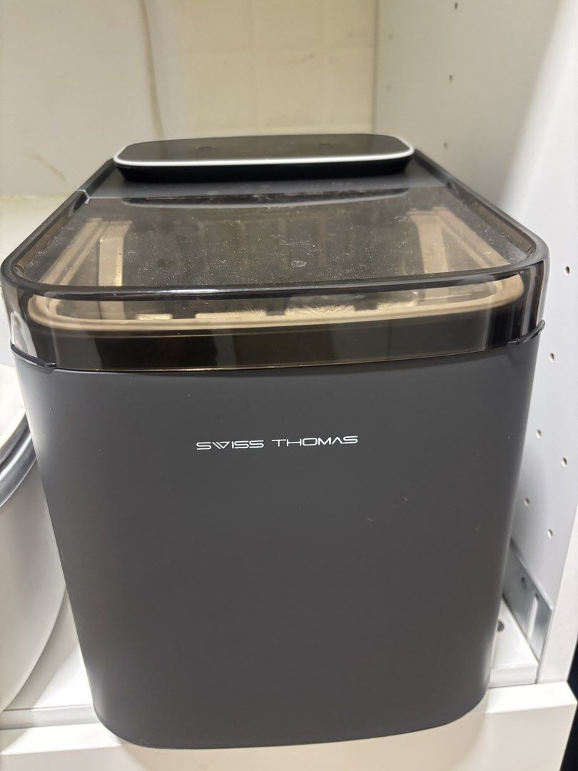 Ice maker (Category: Other Kitchen Appliances) located in Shah Alam. Submitted by hafiznyn (Listing ID 1456576370, Image 1). Description: Swiss thomas ice maker Self pickup only (Idaman BSP).