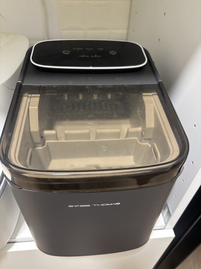 Ice maker (Category: Other Kitchen Appliances) located in Shah Alam. Submitted by hafiznyn (Listing ID 1456576370, Image 2). Description: Swiss thomas ice maker Self pickup only (Idaman BSP).