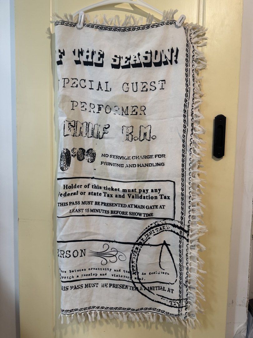 Initial Scarf （分類：外套及戶外衣服）位於 Hong Kong。 由 orange_cat1234 提交（商品編號 1456498047，圖片 2）。簡介： 呢款Initial絲巾真係好有特色呀成條絲巾印滿咗類似舊式門票同文件嘅圖案，黑白設計好有復古味道，而且仲有流蘇邊添，無論係搭喺頸度定係綁喺袋上面都好有型用咗80%Rayon同20%Polyester，質地都幾舒服，而且係FreeSize，啱晒各位追求獨特風格嘅朋友仔。