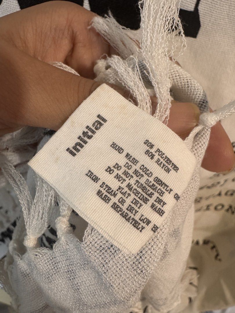 Initial Scarf （分類：外套及戶外衣服）位於 Hong Kong。 由 orange_cat1234 提交（商品編號 1456498047，圖片 4）。簡介： 呢款Initial絲巾真係好有特色呀成條絲巾印滿咗類似舊式門票同文件嘅圖案，黑白設計好有復古味道，而且仲有流蘇邊添，無論係搭喺頸度定係綁喺袋上面都好有型用咗80%Rayon同20%Polyester，質地都幾舒服，而且係FreeSize，啱晒各位追求獨特風格嘅朋友仔。