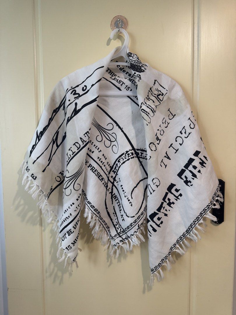 Initial Scarf （分類：外套及戶外衣服）位於 Hong Kong。 由 orange_cat1234 提交（商品編號 1456498047，圖片 1）。簡介： 呢款Initial絲巾真係好有特色呀成條絲巾印滿咗類似舊式門票同文件嘅圖案，黑白設計好有復古味道，而且仲有流蘇邊添，無論係搭喺頸度定係綁喺袋上面都好有型用咗80%Rayon同20%Polyester，質地都幾舒服，而且係FreeSize，啱晒各位追求獨特風格嘅朋友仔。