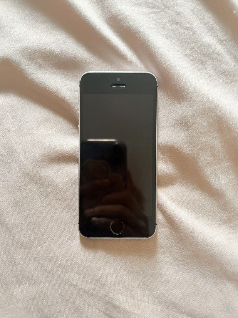 iPhone SE 1st Gen (2016) (Category: iPhone SE Series) located in Caloocan City. Submitted by ton.things (Listing ID 1456492667, Image 2). Description: iPhone SE 1st Gen (2016) - 32GB, Globe/GOMO sim only -Trending phone as digicam in Korea -Replaced the battery para matagal malow batt (lasts me throughout the day) Issues: Touch ID not working anymore still perfect as secondary phone/ digicam, expect scratches and wear .