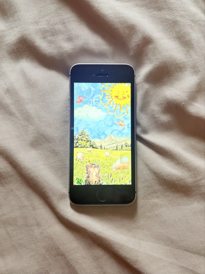 iPhone SE 1st Gen (2016) (Category: iPhone SE Series) located in Caloocan City. Submitted by ton.things (Listing ID 1456492667, Image 3). Description: iPhone SE 1st Gen (2016) - 32GB, Globe/GOMO sim only -Trending phone as digicam in Korea -Replaced the battery para matagal malow batt (lasts me throughout the day) Issues: Touch ID not working anymore still perfect as secondary phone/ digicam, expect scratches and wear .