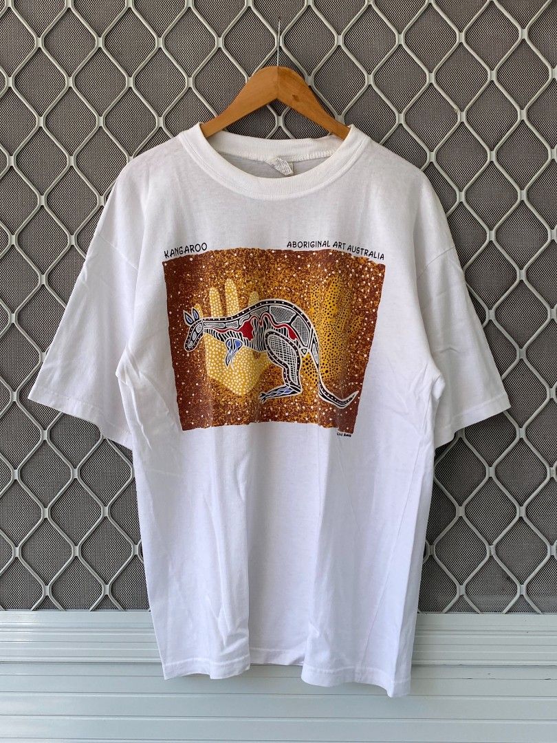 Kangaroo Art Tee (Category: Tshirts & Polo Shirts ) located in General Natividad. Submitted by jaygo02 (Listing ID 1456440772, Image 1). Description: fits L 22 x 29 Color rate: 9/10 Issue/s: Stain (check the last picture) 📍Nueva Ecija 📌washed 📌color may vary due to lighting 📌shipping via jnt express.
