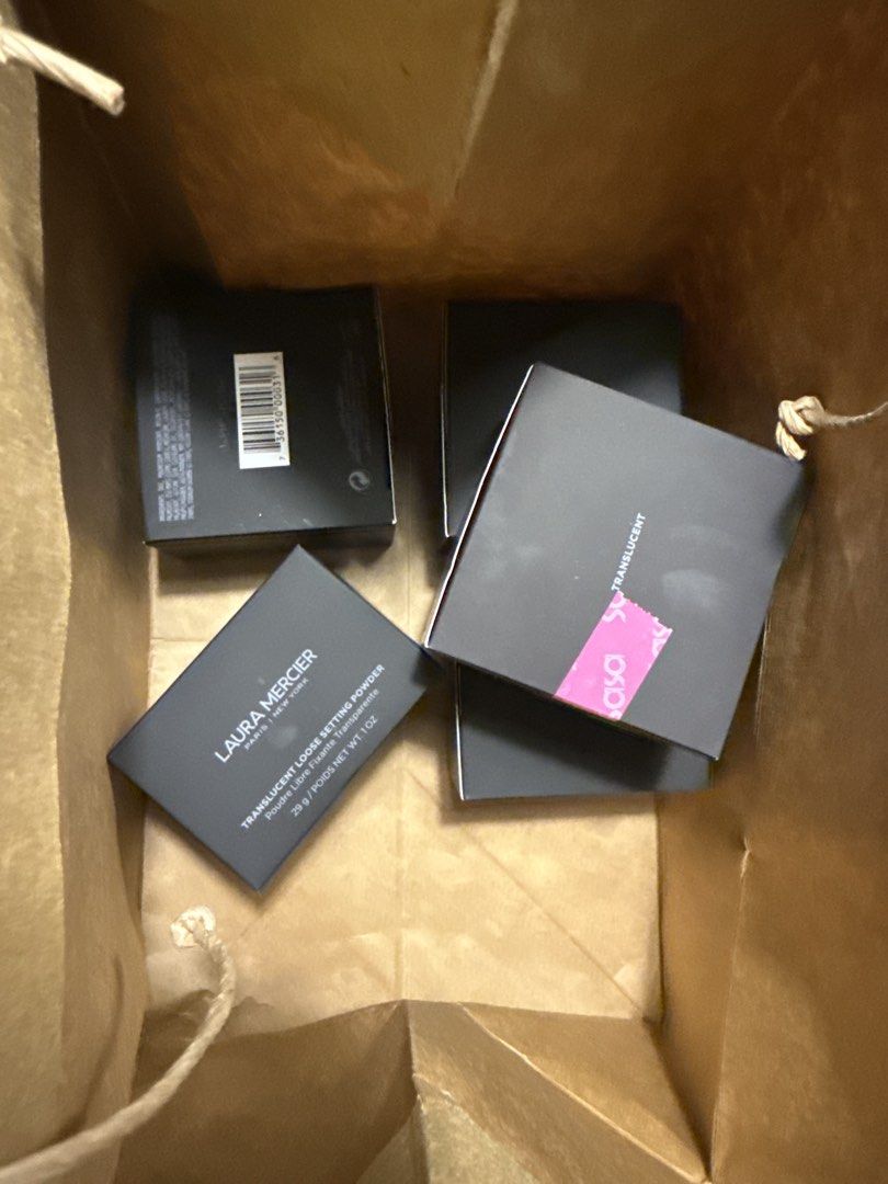 Laura Mercier Translucent Loose Setting Powder 29g (Category: Makeup) located in Binan City. Submitted by brlt_ay (Listing ID 1456472183, Image 2). Description: Laura Mercier Translucent Loose Setting Powder 3 available all sealed/brand new bought from Sasa Hong Kong :).