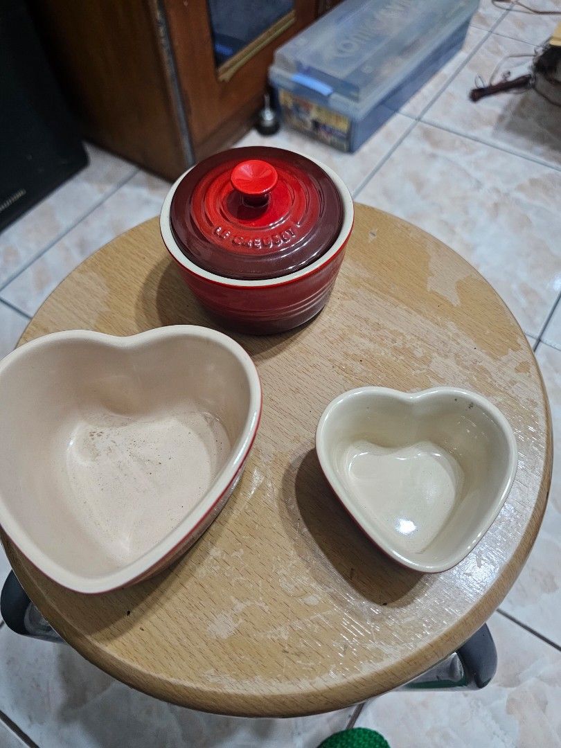 Le Creuset Heart Ramekins & Round Dish Set (Category: Cookware & Accessories) located in Muntinlupa City. Submitted by jojiepogi123 (Listing ID 1456542591, Image 2). Description: - Set of 3 Le Creuset ramekins - Classic cherry red color - Includes 2 adorable heart-shaped dishes - Includes 1 round dish with a lid - Made of durable stoneware - Ideal for baking or serving individual portions.