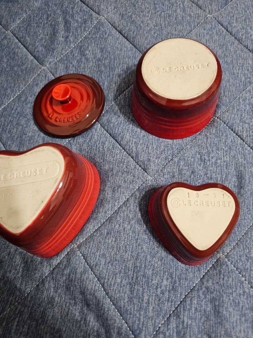 Le Creuset Heart Ramekins & Round Dish Set (Category: Cookware & Accessories) located in Muntinlupa City. Submitted by jojiepogi123 (Listing ID 1456542591, Image 3). Description: - Set of 3 Le Creuset ramekins - Classic cherry red color - Includes 2 adorable heart-shaped dishes - Includes 1 round dish with a lid - Made of durable stoneware - Ideal for baking or serving individual portions.