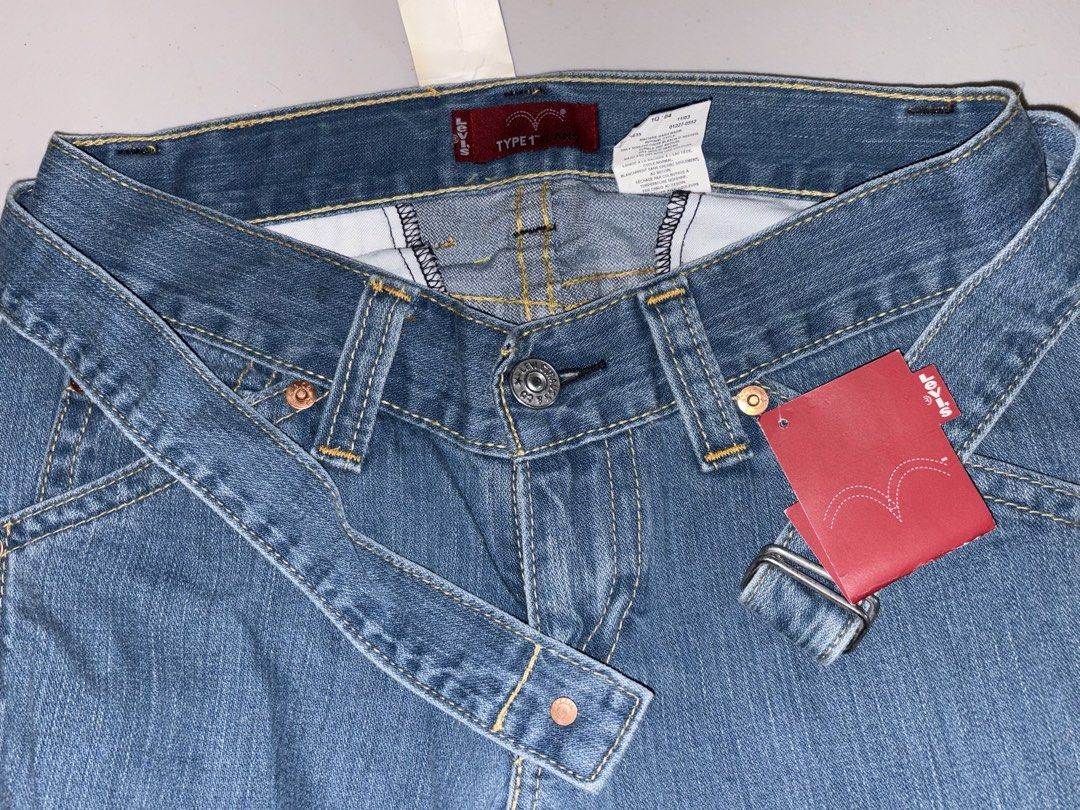 Levi's Low Waisted Denim Pants M/M (Category: Jeans) located in Quezon City. Submitted by gempurinz (Listing ID 1456566300, Image 2). Description: - Levi's low-waisted denim pants - Size: Medium (M) - Classic blue wash - Features belt loops and a matching belt - Flare leg style - Ideal for casual wear.