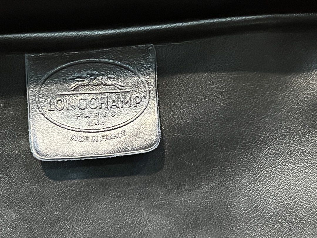 Longchamp vanity (Category: Luxury Bags & Wallets) located in Quezon City. Submitted by brand.selection (Listing ID 1456536235, Image 2). Description: The item in the selected region is a vintage Longchamp vanity case made of black pebbled leather.Key FeaturesMaterial: Premium black pebbled leather (often part of the signature Le Foulonné line).Details: Features a sturdy top handle, dual gold-tone zippers, and the iconic embossed Longchamp gallop