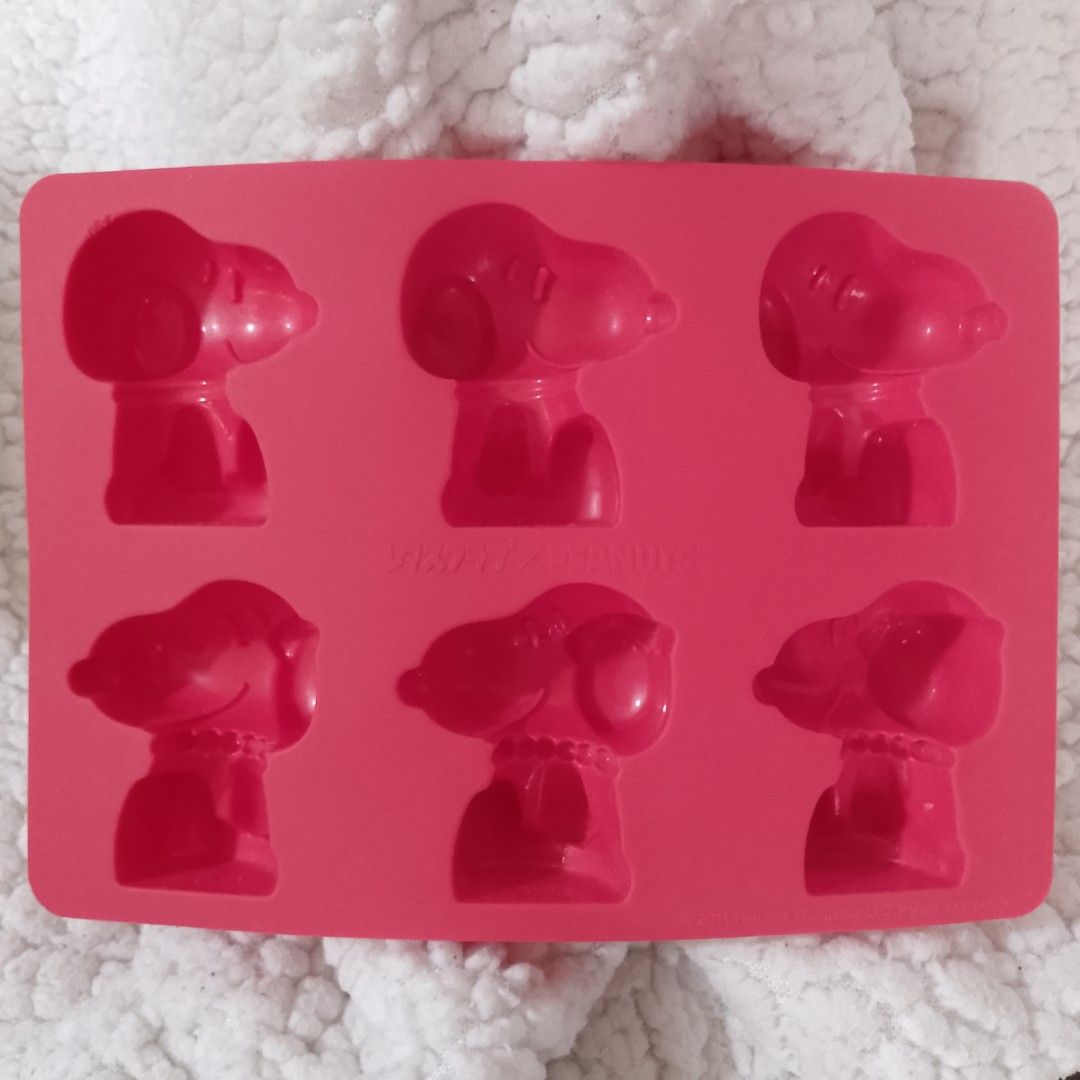 (Lot 2) Chocolate Candy Mold (Category: Bakeware) located in Tuguegarao City. Submitted by thriftedtreasures101.1 (Listing ID 1456496098, Image 3). Description: Chocolate candy molds. Snoopy - unused with small flaw (please see last photo) Christmas theme - unused Disney Character theme - unused Halloween theme 2 pcs- unused (Wilton) ‎ ‎📍 Location: Cagayan Valley ‎👛 MOP: Maya/GCash ‎🛵 Shipping: J&T (SF c/o buyer) ‎*No COD. ‎*No rush shipping p