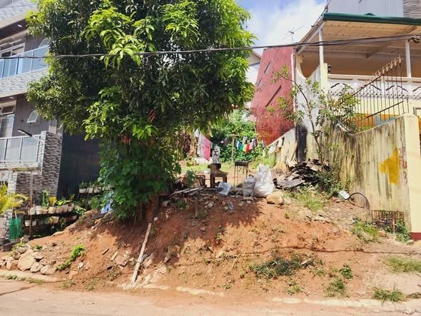 Lot for Sale - Bakakeng (Category: Lot) located in Baguio. Submitted by baguio.joshuatreerealty (Listing ID 1456467877, Image 2). Description: Lot for Sale Lot area: 142sqm. Location: Ciudad Grande Bakakeng Price: 25K per sqm. Net (with com only) Slightly upslope, near SLU Annex, near Jeepneyline Good for Residential, transient or dorm type business wide frontage with pinetrees & mountain view on the other part.