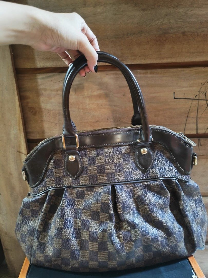 Louis Vuitton (Category: Luxury Bags & Wallets) located in Cebu City. Submitted by elen30abalo (Listing ID 1456424389, Image 1). Description: - Louis Vuitton Speedy 30 - Damier Ebene canvas with monogram pattern - Genuine leather trim and handles - Secure zipper closure - Convenient interior pocket - Perfect for everyday use.