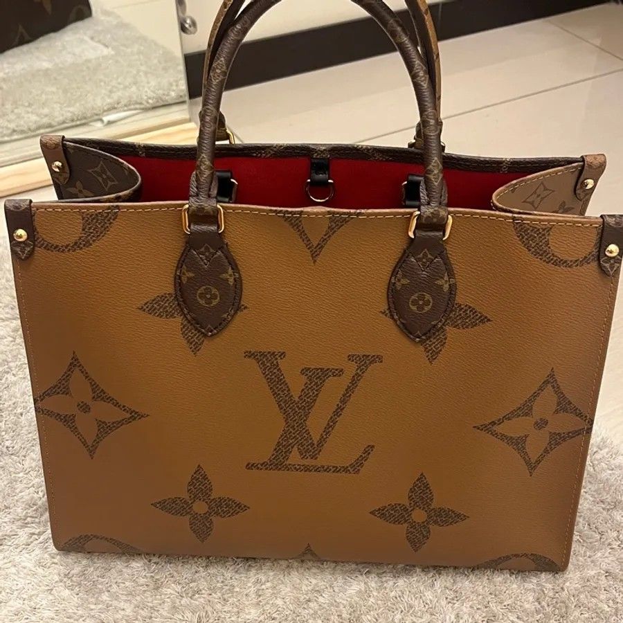 Louis Vuitton On the go (Category: Luxury Bags & Wallets) located in Manila. Submitted by elena.salazar (Listing ID 1456534246, Image 3). Description: 🔥 – SULIT FIND DEAL! 🔥 ✨ PRELOVED pero parang BAGO! (9.9/10 Condition!) ✨ ✅ Full Set: May box, dust bag, receipt, at complete accessories! 📜 CERTIFIED AUTHENTIC! May Entrupy Certificate – Walang duda, legit ‘to! 💼 Bakit kailangan mo ‘to? ✔️ Super classic & versatile! Pwedeng pang everyday o pan