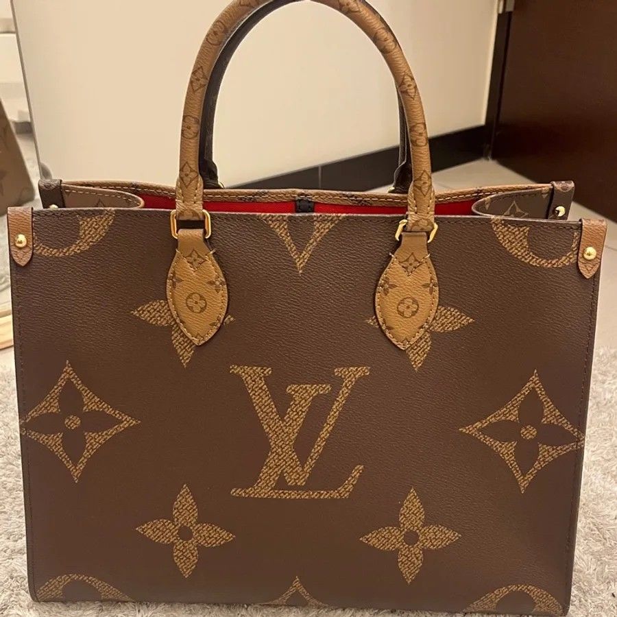 Louis Vuitton On the go (Category: Luxury Bags & Wallets) located in Manila. Submitted by elena.salazar (Listing ID 1456534246, Image 2). Description: 🔥 – SULIT FIND DEAL! 🔥 ✨ PRELOVED pero parang BAGO! (9.9/10 Condition!) ✨ ✅ Full Set: May box, dust bag, receipt, at complete accessories! 📜 CERTIFIED AUTHENTIC! May Entrupy Certificate – Walang duda, legit ‘to! 💼 Bakit kailangan mo ‘to? ✔️ Super classic & versatile! Pwedeng pang everyday o pan
