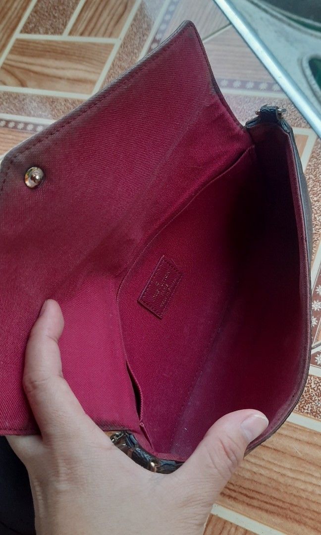 LOUIS VUITTON SLING BAG (Category: Luxury Bags & Wallets) located in General Santos City (Dadiangas). Submitted by ainna_bags19910622.680 (Listing ID 1456521519, Image 3). Description: lV SLING BAG SEARCHABLE CODE.