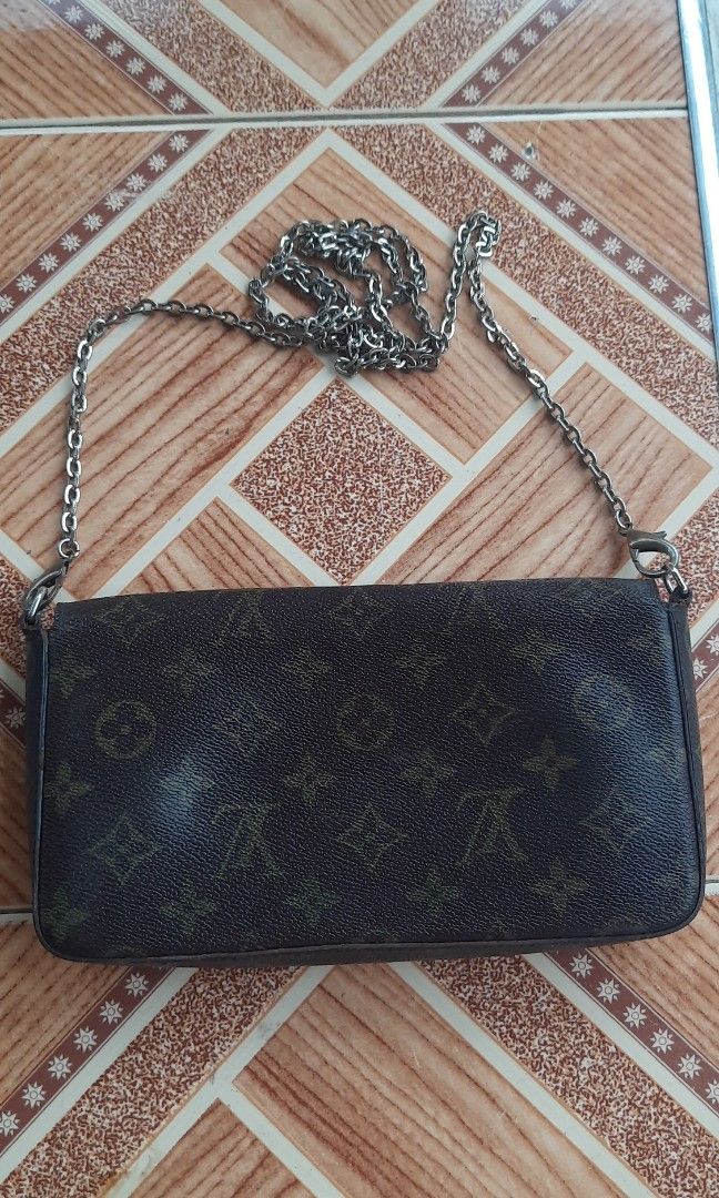 LOUIS VUITTON SLING BAG (Category: Luxury Bags & Wallets) located in General Santos City (Dadiangas). Submitted by ainna_bags19910622.680 (Listing ID 1456521519, Image 2). Description: lV SLING BAG SEARCHABLE CODE.