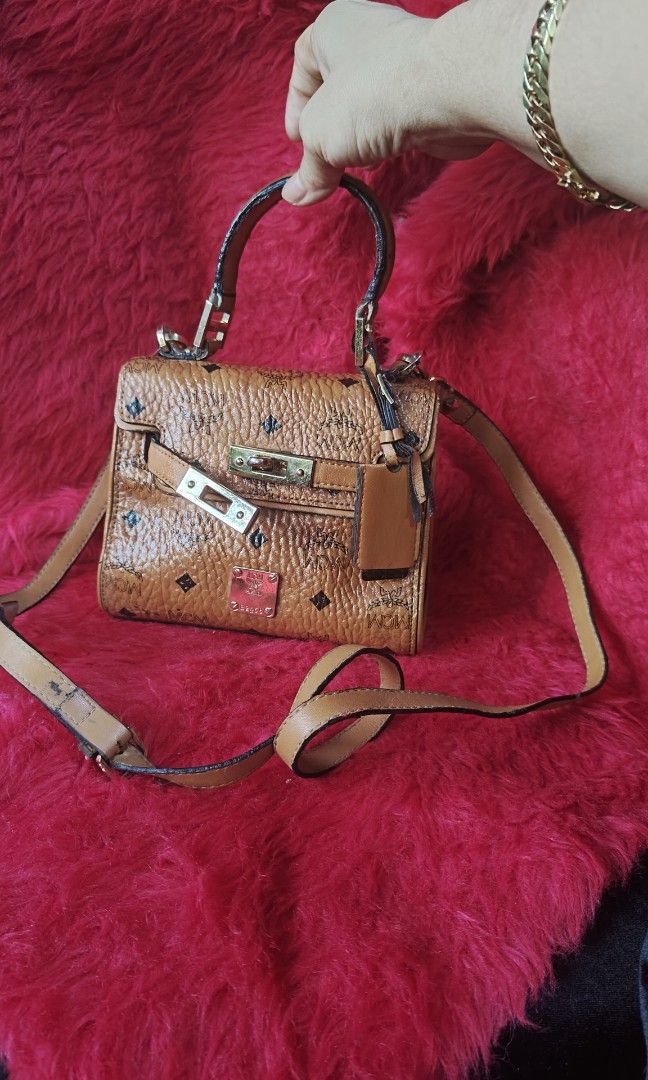 Mcm mini kelly (Category: Luxury Bags & Wallets) located in Las Pinas. Submitted by anna_so2 (Listing ID 1456587130, Image 1). Description: ganda pa nya flaws is handle yong leather piping nya see pics for preference..with white tag.
