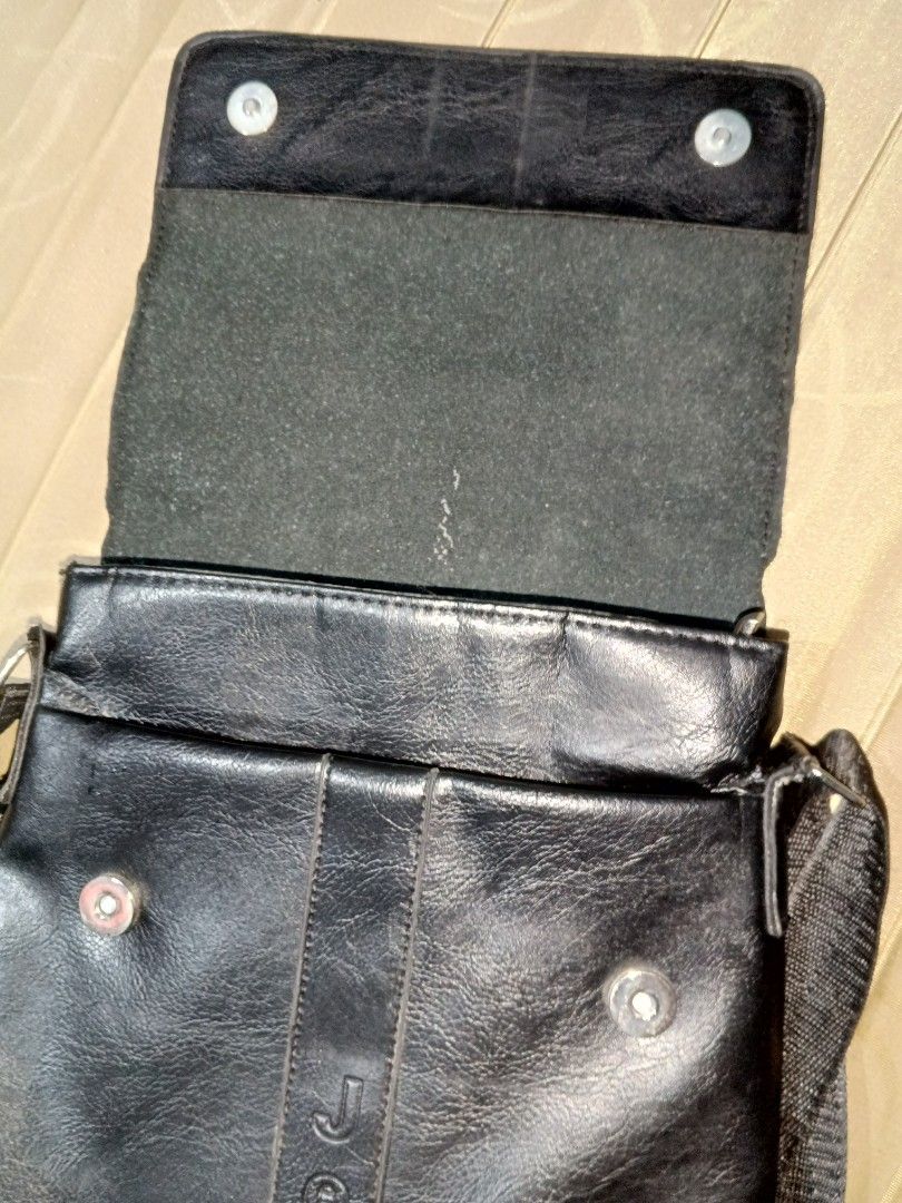 Men's korean leather shoulder bag (Category: Luxury Bags & Wallets) located in Quezon City. Submitted by preloved_itemsimnida (Listing ID 1456497396, Image 2). Description: - rarely used - manage your expectations.