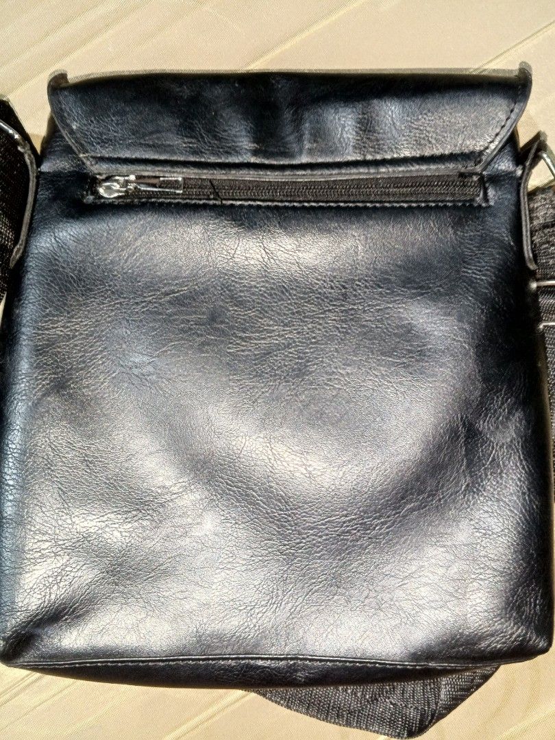 Men's korean leather shoulder bag (Category: Luxury Bags & Wallets) located in Quezon City. Submitted by preloved_itemsimnida (Listing ID 1456497396, Image 3). Description: - rarely used - manage your expectations.