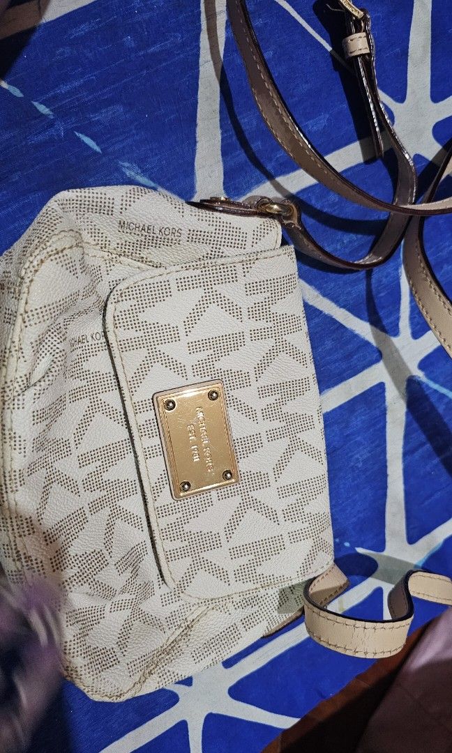 Michael Kors mini cross body bag (Category: Cross-body Bags) located in Quezon City. Submitted by Ley97 (Listing ID 1456539200, Image 1). Description: .