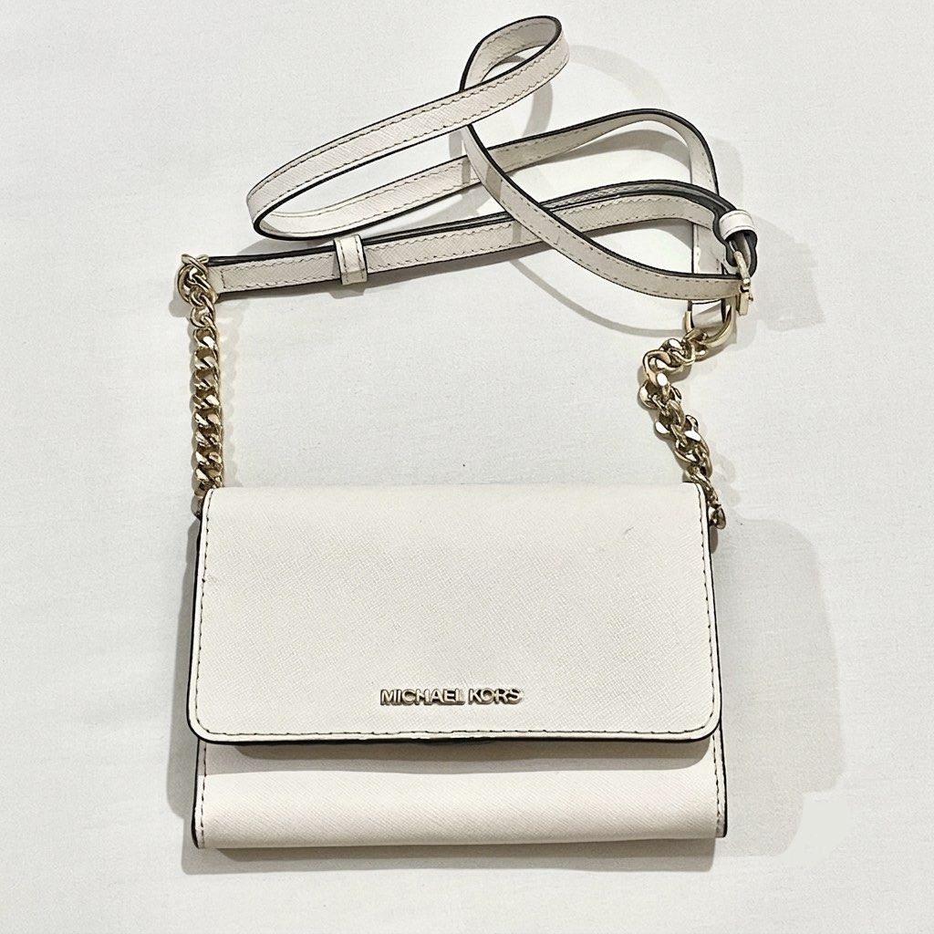 Michael Kors White Leather Wallet on Chain (Category: Luxury Bags & Wallets) located in San Jose del Monte. Submitted by declothering_ph (Listing ID 1456492283, Image 1). Description: > Bought in the US! 🇺🇸 > Authentic 💯 > White Saffiano leather exterior > Has interior card holder/slots > Zippered compartment for coins/essentials > Selling it for an affordable price due to minimal cracks .