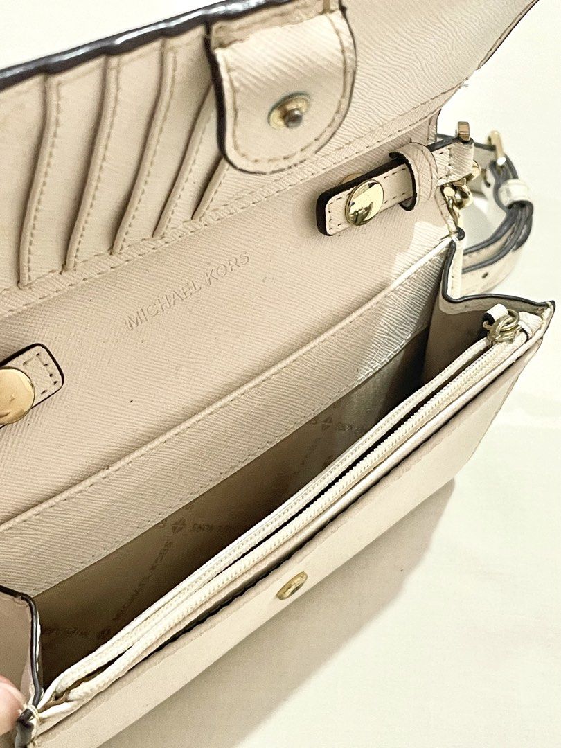 Michael Kors White Leather Wallet on Chain (Category: Luxury Bags & Wallets) located in San Jose del Monte. Submitted by declothering_ph (Listing ID 1456492283, Image 2). Description: > Bought in the US! 🇺🇸 > Authentic 💯 > White Saffiano leather exterior > Has interior card holder/slots > Zippered compartment for coins/essentials > Selling it for an affordable price due to minimal cracks .