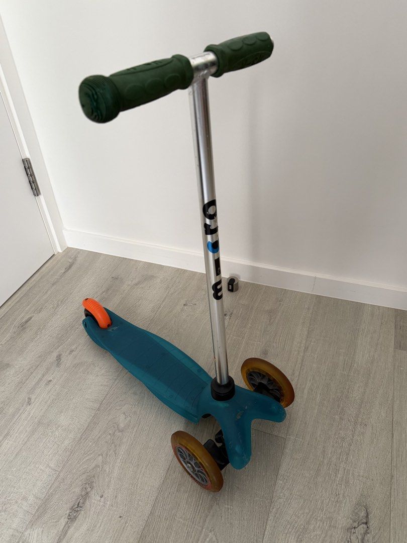 Micro Scooter Teal 3 Wheels Kids Toddler （分類：運動與體育 -溜冰鞋，旱冰鞋和滑板車）位於 Hong Kong。 由 jimbo132 提交（商品編號 1456505442，圖片 2）。簡介： Teal Micro scooter for kids. Three wheels for stability. Green handlebars. Left handlebar broken. Orange rear brake. Great for learning to scoot. Some scuffs from normal use. Still rides smoothly. Ready for a new rider.。