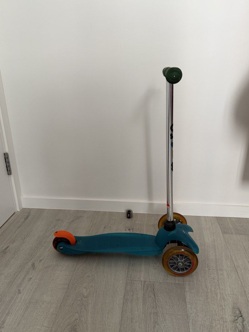 Micro Scooter Teal 3 Wheels Kids Toddler （分類：運動與體育 -溜冰鞋，旱冰鞋和滑板車）位於 Hong Kong。 由 jimbo132 提交（商品編號 1456505442，圖片 1）。簡介： Teal Micro scooter for kids. Three wheels for stability. Green handlebars. Left handlebar broken. Orange rear brake. Great for learning to scoot. Some scuffs from normal use. Still rides smoothly. Ready for a new rider.。