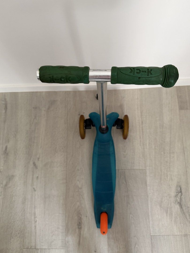 Micro Scooter Teal 3 Wheels Kids Toddler （分類：運動與體育 -溜冰鞋，旱冰鞋和滑板車）位於 Hong Kong。 由 jimbo132 提交（商品編號 1456505442，圖片 3）。簡介： Teal Micro scooter for kids. Three wheels for stability. Green handlebars. Left handlebar broken. Orange rear brake. Great for learning to scoot. Some scuffs from normal use. Still rides smoothly. Ready for a new rider.。