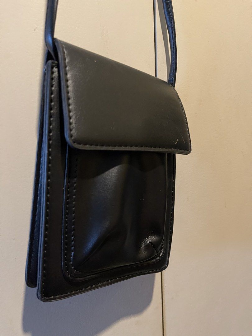 Mobile Phone Shoulder bag (Category: Shoulder Bags) located in Malabon City. Submitted by mph_thrift (Listing ID 1456529566, Image 2). Description: Leather.