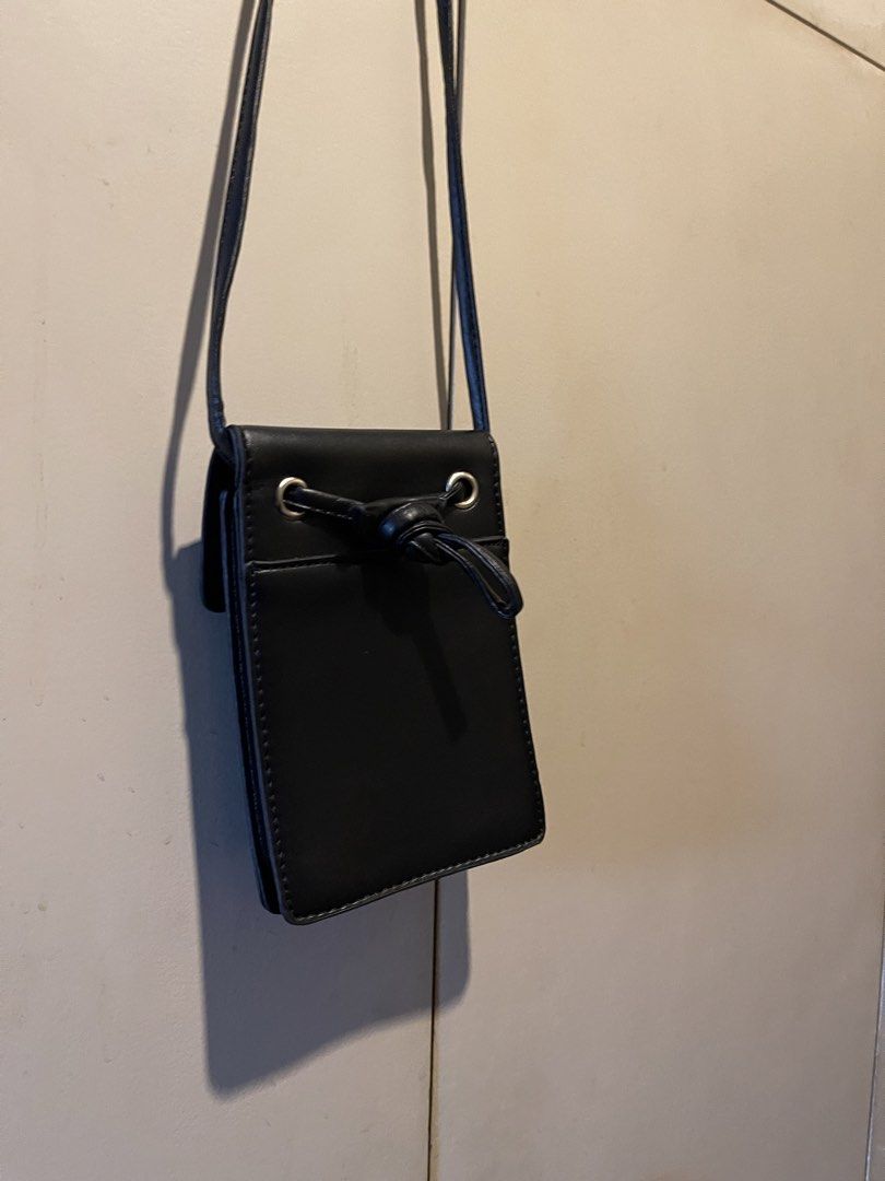 Mobile Phone Shoulder bag (Category: Shoulder Bags) located in Malabon City. Submitted by mph_thrift (Listing ID 1456529566, Image 3). Description: Leather.