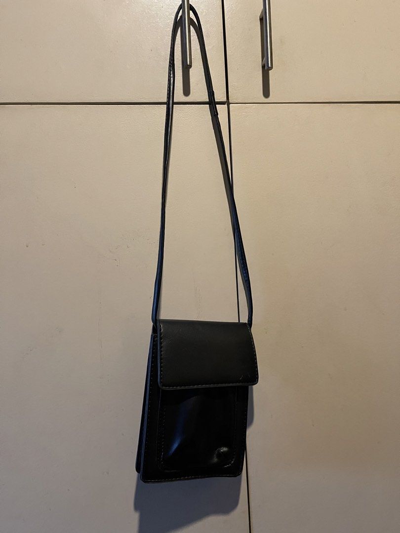 Mobile Phone Shoulder bag (Category: Shoulder Bags) located in Malabon City. Submitted by mph_thrift (Listing ID 1456529566, Image 1). Description: Leather.