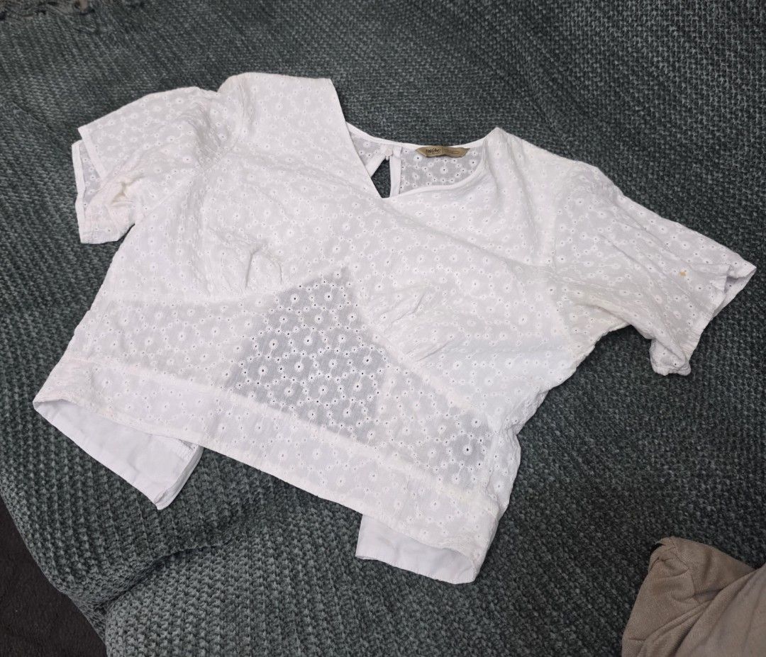 Mossimo White Eyelet Cropped Top (Category: Blouses) located in Bulacan. Submitted by declutterwithme4 (Listing ID 1456557878, Image 1). Description: - White cropped top - All-over eyelet details - Short puff sleeves - Issue: With small dot yellow stain in the sleeve.