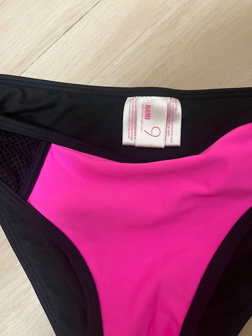 Nami Pink & Black Bikini Set （分類：泳衣）位於 Hong Kong。 由 poohloveshopping 提交（商品編號 1456597257，圖片 5）。簡介： Nami girl bikini set 螢光粉紅比堅尼套裝 全新未著過 限順豐到付、易寄取(可7-Eleven便利店、郵政局、智郵站自提)。