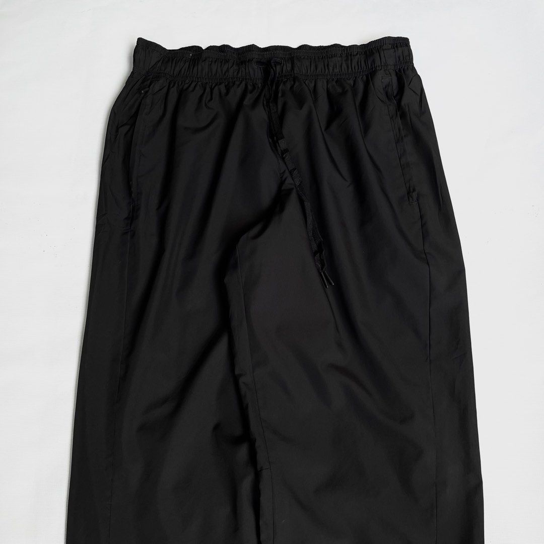 New Balance Black Track Pants (Category: Joggers) located in Mandaue City. Submitted by chinsyap_03 (Listing ID 1456501936, Image 2). Description: - Black New Balance track pants - Elastic waistband with drawstring - Adjustable drawstring at leg opening - Two side pockets - Perfect for workouts or casual wear.