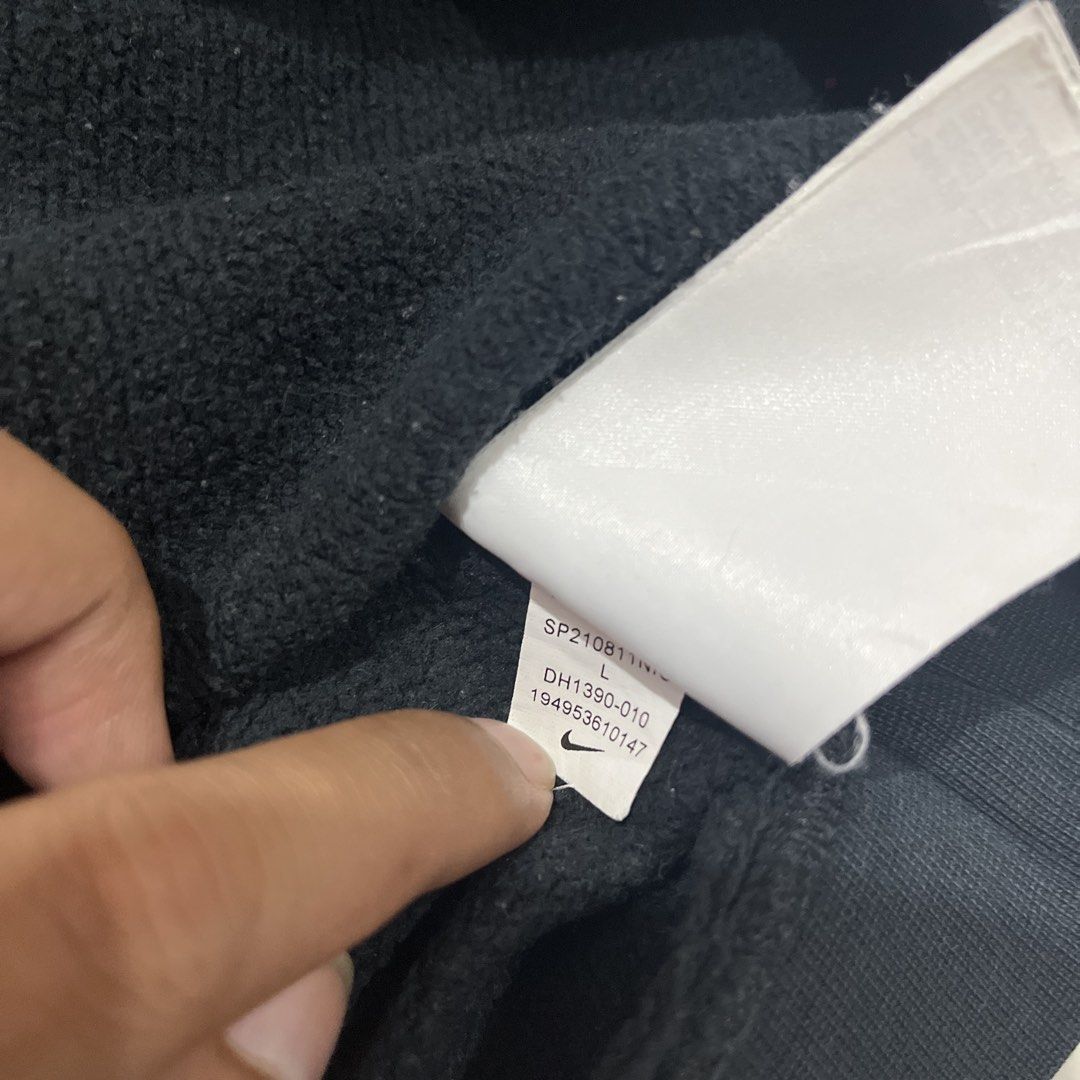 Nike (Category: Hoodies) located in Bacoor. Submitted by manonghits_2000 (Listing ID 1456538721, Image 3). Description: Nike Sweater 23x27 Excellent Color Rate 9.5/10 No Issue Claim 250.