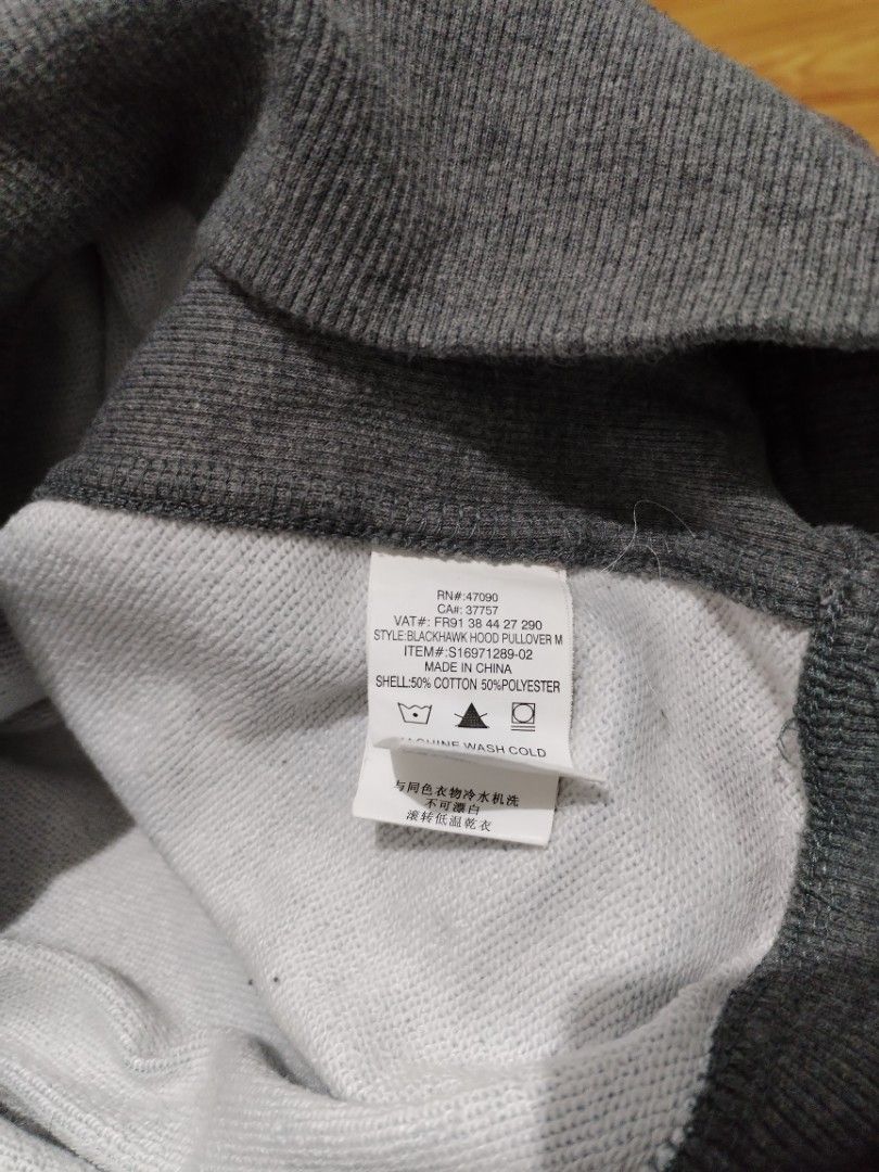 Nixon Camo Hoodie Pullover (Category: Coats, Jackets and Outerwear) located in Manila. Submitted by niceraine.1220 (Listing ID 1456547044, Image 3). Description: - Nixon Hoodie - Cool Camo Pattern (Grey & Brown Tones) - Size: Small (S) - Material: Cotton & Polyester Blend - Ideal for Casual Wear.