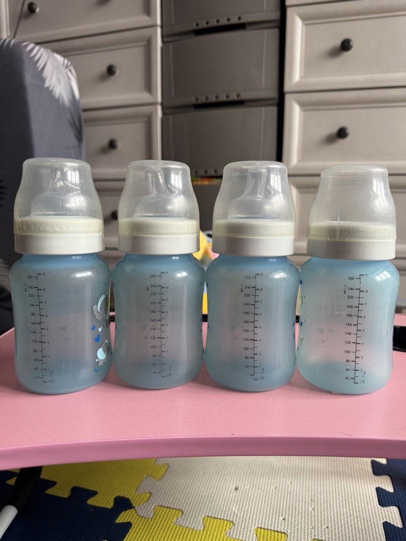 Philips Avent Baby Bottles (4 pcs) (Category: Breastfeeding & Bottle Feeding) located in Dagupan City. Submitted by iamrannflores (Listing ID 1456444306, Image 2). Description: - Set of 4 Philips Avent baby bottles - Color: Blue - Capacity: 240ml each - Teats included - Gently used, clean, and ready for a new home teats are not authentic but brandnew .