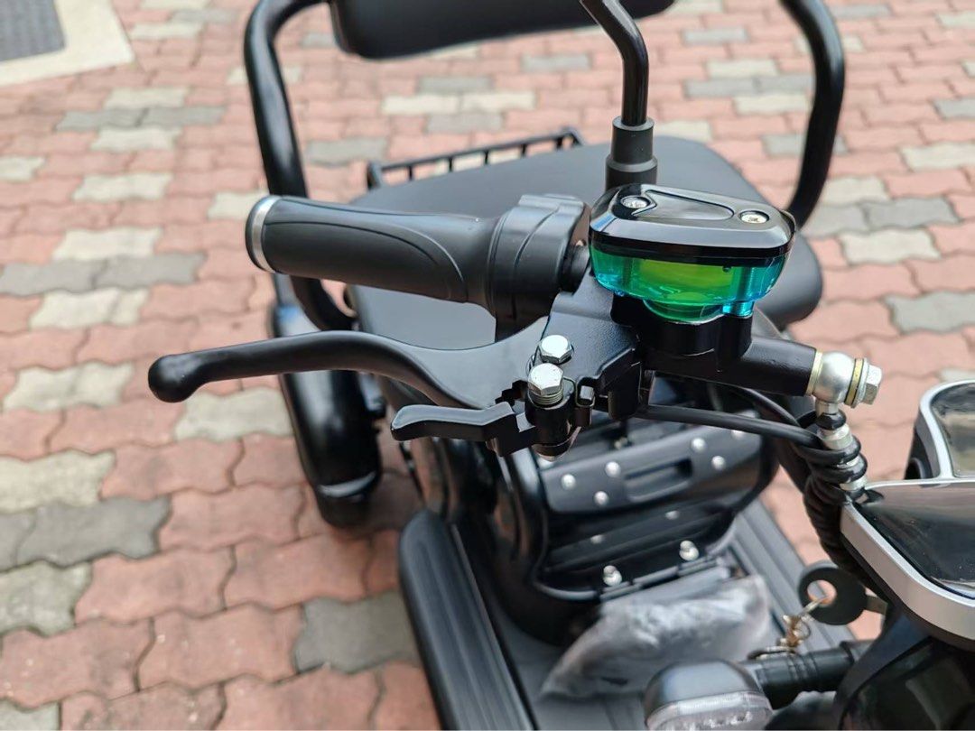 PMS (Category: E-Scooters & E-Bikes) located in Singapore. Submitted by ullmaxsing20173 (Listing ID 1456464210, Image 3). Description: 48V 20.30Ah lead-acid battery, front and rear disc brakes.