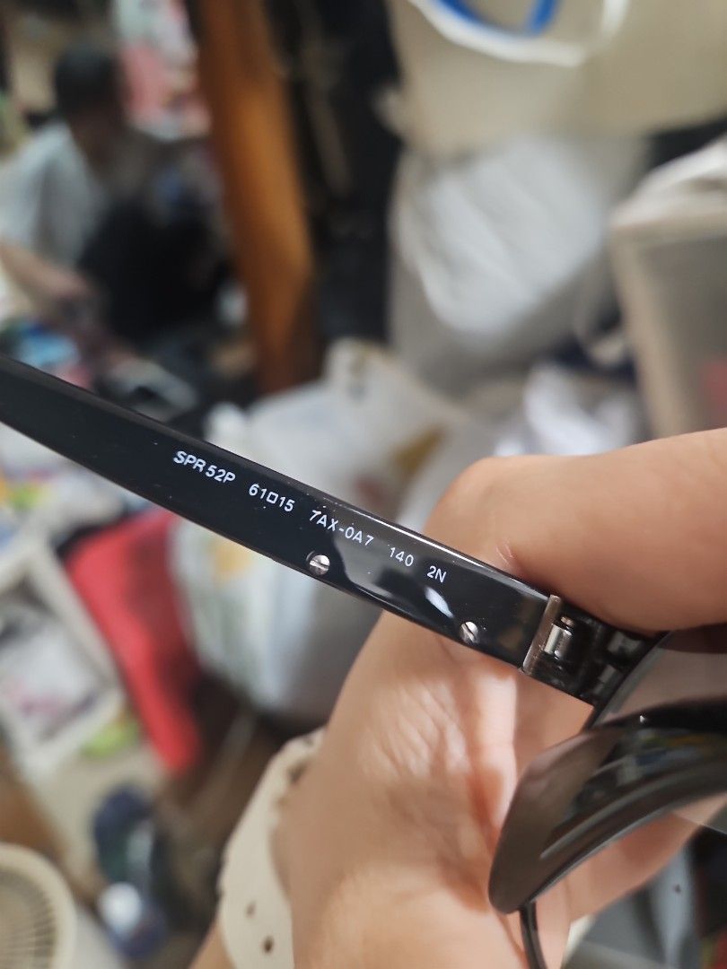 PRADA （分類：眼鏡）位於 Hong Kong。 由 janice.lovefree.1 提交（商品編號 1456581913，圖片 3）。簡介： 眼鏡好新淨，原裝盒好舊，唔介意就約交收。