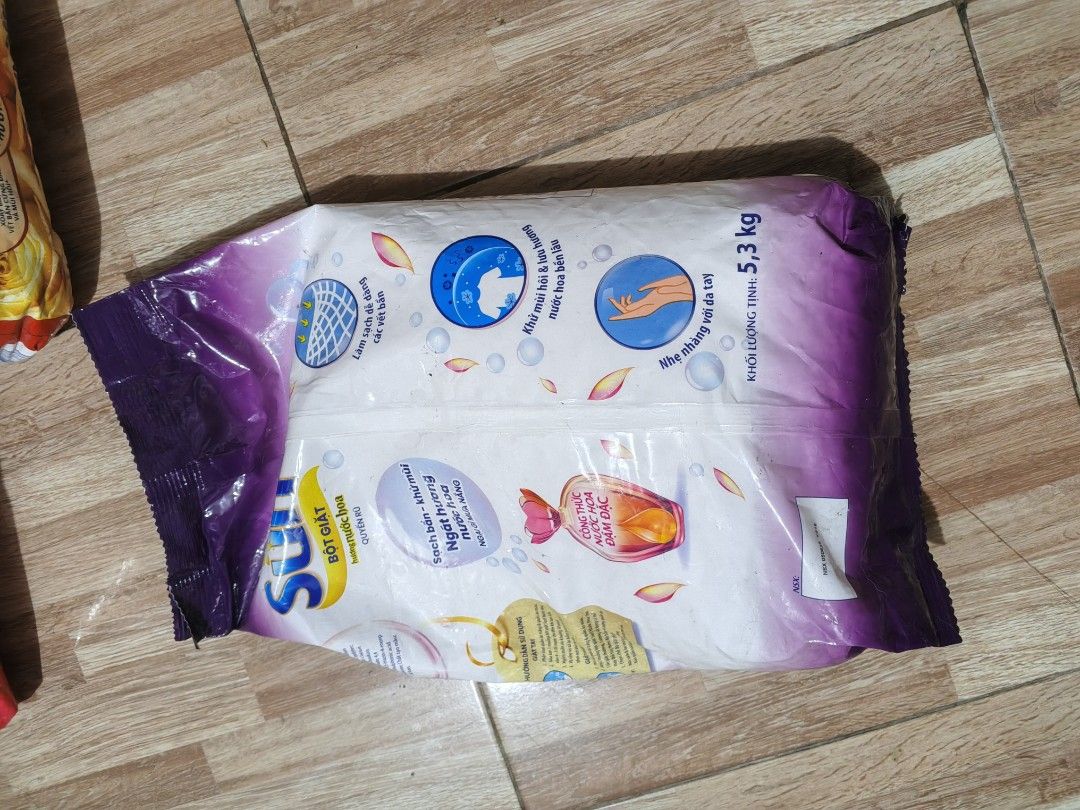 Surf & Omo Laundry Detergent Powder Bundle (Category: Laundry Baskets) located in Rizal. Submitted by yumimegumi (Listing ID 1456591367, Image 3). Description: - Bundle includes 3 laundry detergent powders. - 2 Surf powder detergents: 1 Orchid scent, 1 Spring Floral scent. - 1 Omo powder detergent with Comfort scent. - Effectively cleans and keeps clothes smelling fresh. pink 5.5kg - 650 violet 5.3kg -620 omo 7kg - 700.