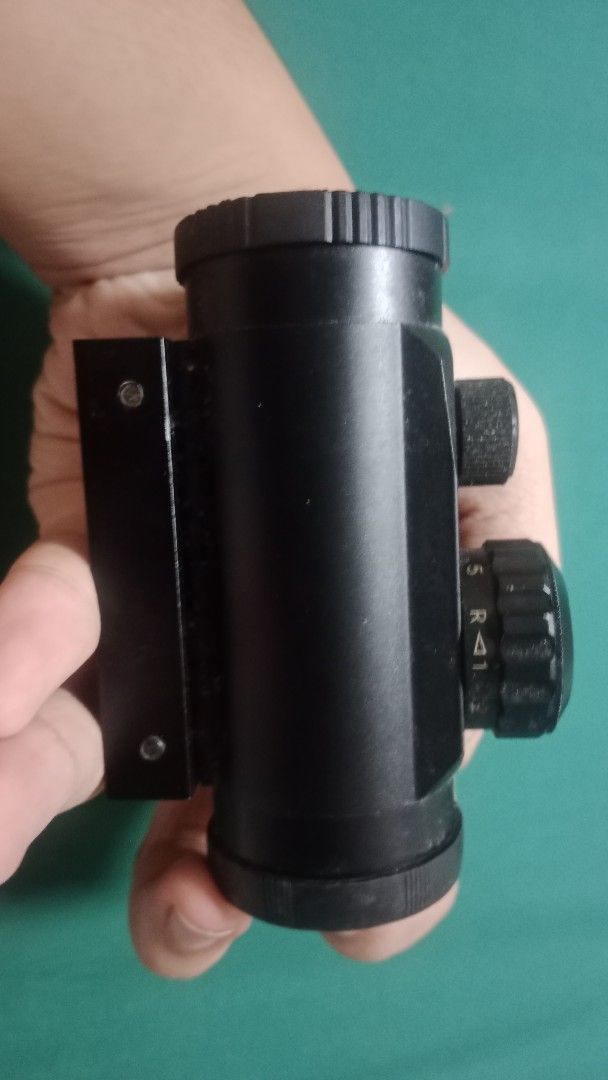 Tasco 1×35 variable Scope (Category: Hiking & Camping) located in Baguio. Submitted by tommy_vercetti1986 (Listing ID 1456552050, Image 2). Description: all working no lens scratches. Allen wrench and two lens cap included. Red/Green laser point selectable. metal.