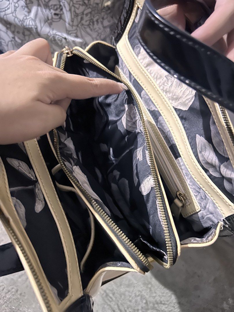 Ted baker bag (Category: Luxury Bags & Wallets) located in Pasay City. Submitted by queen_07100 (Listing ID 1456422043, Image 2). Description: good as new .