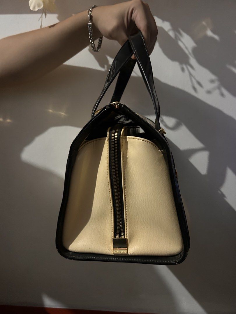 Ted baker bag (Category: Luxury Bags & Wallets) located in Pasay City. Submitted by queen_07100 (Listing ID 1456422043, Image 3). Description: good as new .