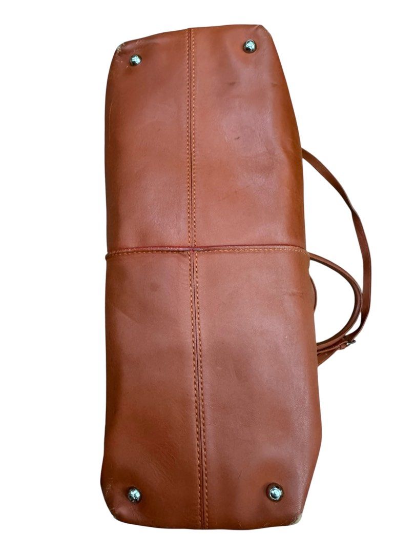 Tod’s D-Styling Tote (Category: Luxury Bags & Wallets) located in San Fernando. Submitted by northerncloset330 (Listing ID 1456555534, Image 3). Description: The Tod’s D-Styling Tote represents a sophisticated reinterpretation of the house’s iconic D-Bag, a classic silhouette originally made famous by Princess Diana in the 1990s. This spacious Grande iteration is meticulously handcrafted from premium, smooth Italian calfskin leather in a rich rus