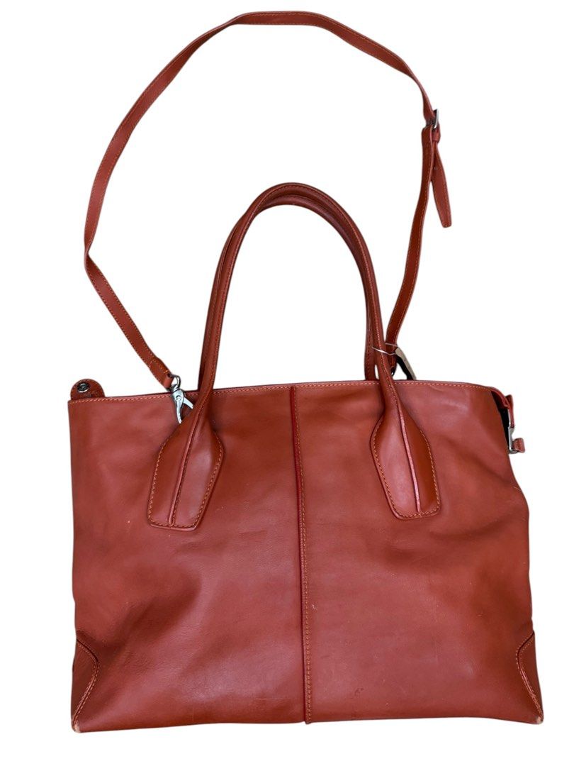 Tod’s D-Styling Tote (Category: Luxury Bags & Wallets) located in San Fernando. Submitted by northerncloset330 (Listing ID 1456555534, Image 2). Description: The Tod’s D-Styling Tote represents a sophisticated reinterpretation of the house’s iconic D-Bag, a classic silhouette originally made famous by Princess Diana in the 1990s. This spacious Grande iteration is meticulously handcrafted from premium, smooth Italian calfskin leather in a rich rus