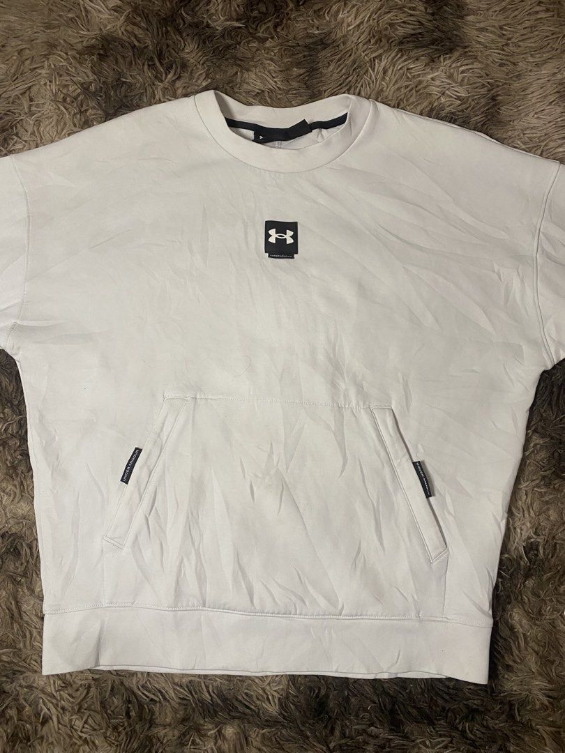 Under Armour White Crewneck Sweatshirt with Pocket (Category: Coats, Jackets and Outerwear) located in General Santos City (Dadiangas). Submitted by killcloa2368358 (Listing ID 1456572938, Image 3). Description: - White Under Armour crewneck sweatshirt - Features a convenient front pocket - Under Armour logo prominently displayed on the chest - Branding details on the sleeves - Perfect for comfortable and casual everyday wear.